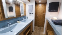 Catamaran SKYLARK -  Bathroom